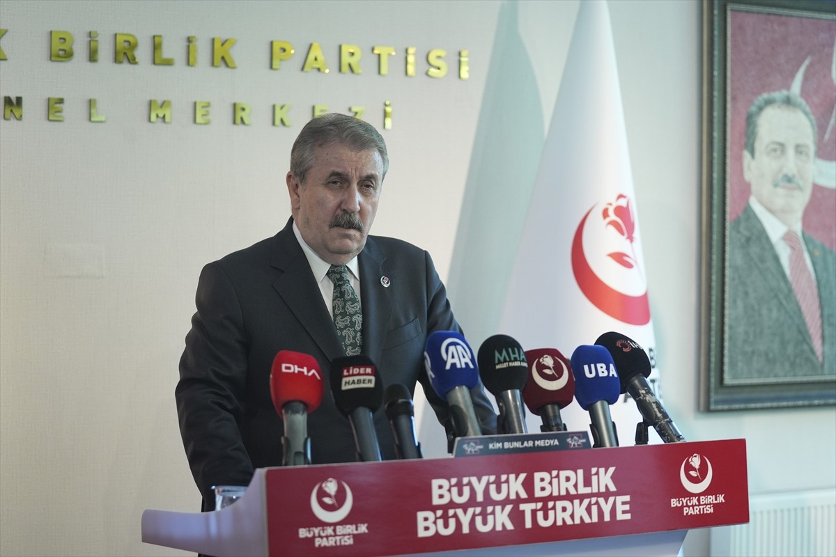 Büyük Birlik Partisi (BBP) Genel Başkanı Mustafa Destici, partisinin genel merkezinde düzenlediği...
