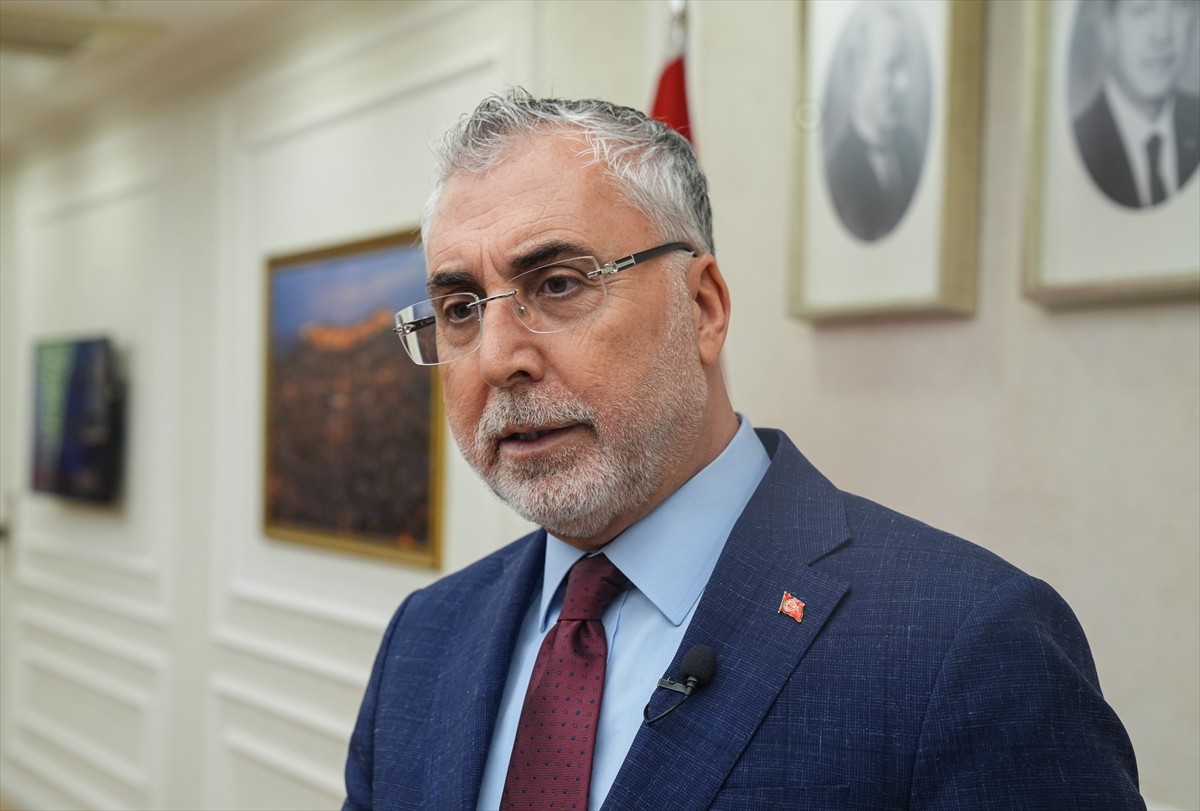 Çalışma ve Sosyal Güvenlik Bakanı Vedat Işıkhan, üniversiteli gençleri iş hayatına hazırlamak için...