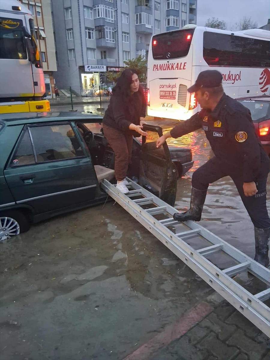 Çanakkale'de gök gürültülü sağanak hayatı olumsuz etkiledi. Araçlarında mahsur kalan vatandaşlara...
