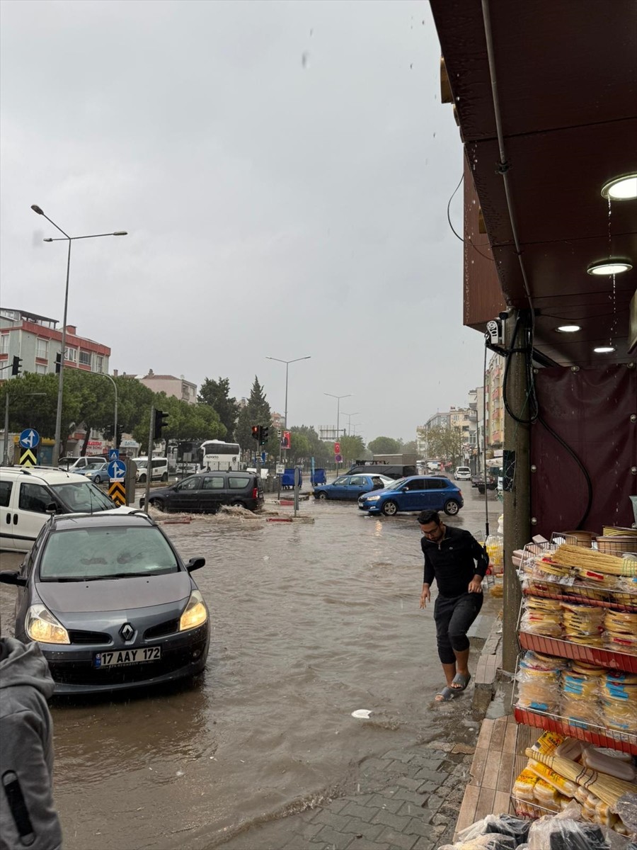 Çanakkale'de gök gürültülü sağanak hayatı olumsuz etkiledi. Araçlarında mahsur kalan vatandaşlara...