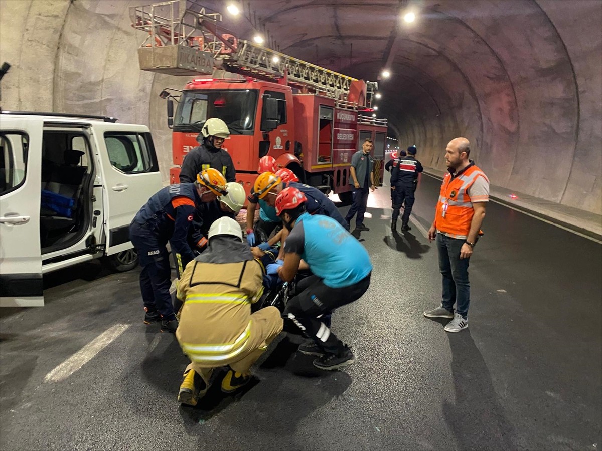 Çanakkale'nin Ayvacık ilçesindeki Troya Tüneli'nde trafik kazası tatbikatı gerçekleştirildi....