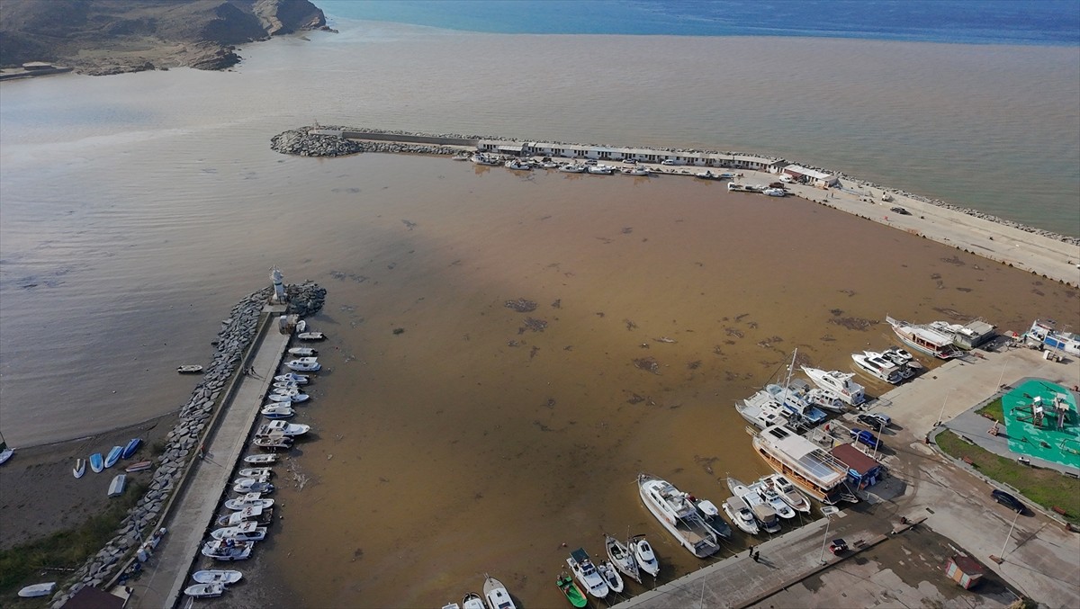 Çanakkale'nin Gökçeada ilçesinde gece yarısı başlayan kuvvetli sağanak nedeniyle oluşan yağmur...