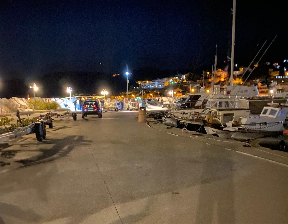 Çanakkale’nin Ayvacık ilçesinde bir kişi liman içindeki kayalıklarda ölü bulundu.
