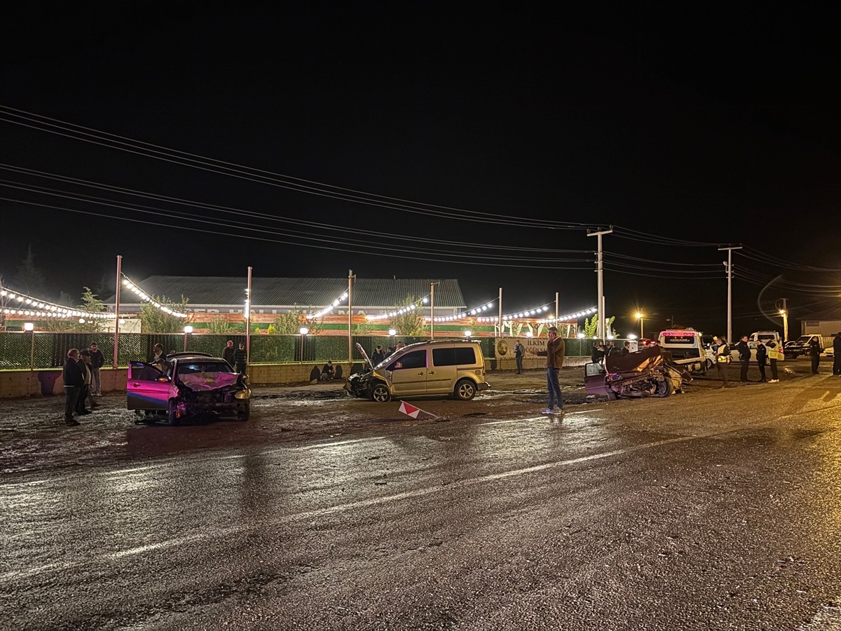 Çankırı'da 3 aracın karıştığı trafik kazasında 1'i ağır 9 kişi yaralandı.