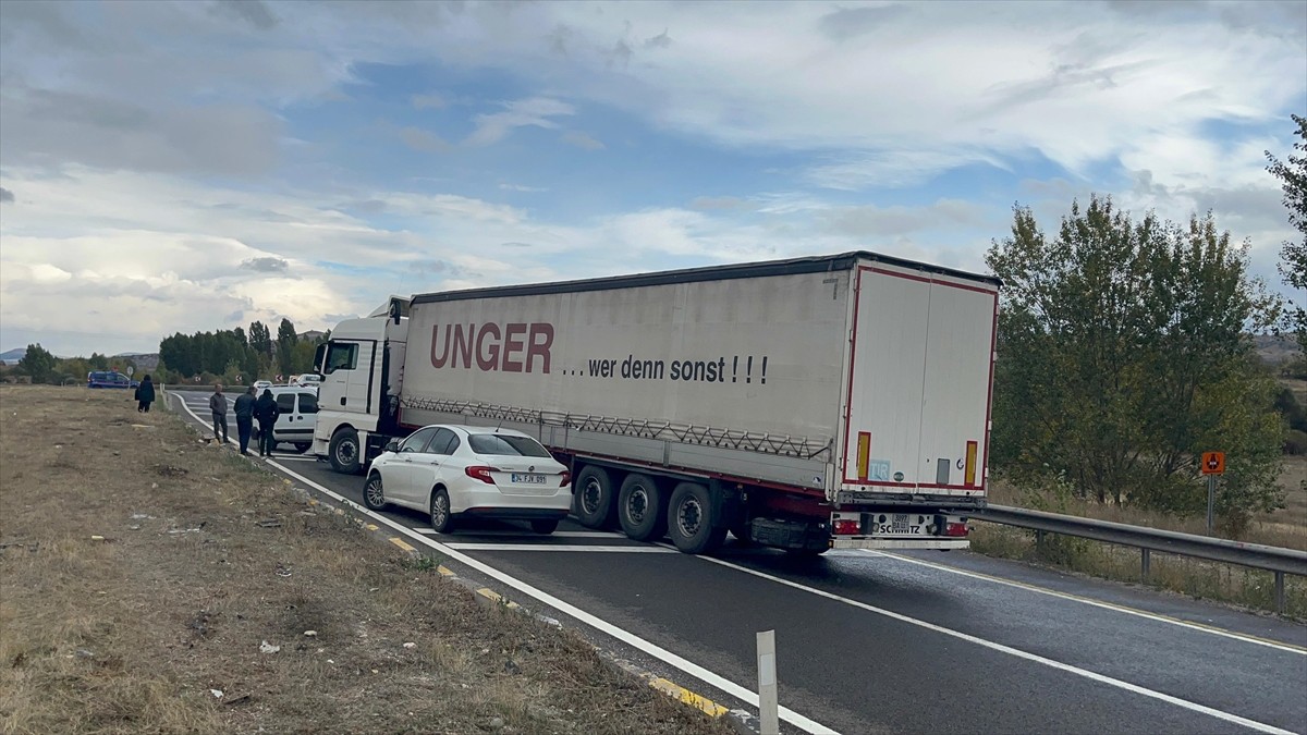 Çankırı'nın Çerkeş ilçesinde meydana gelen trafik kazaları, İstanbul-Samsun kara yolunda ulaşımda...