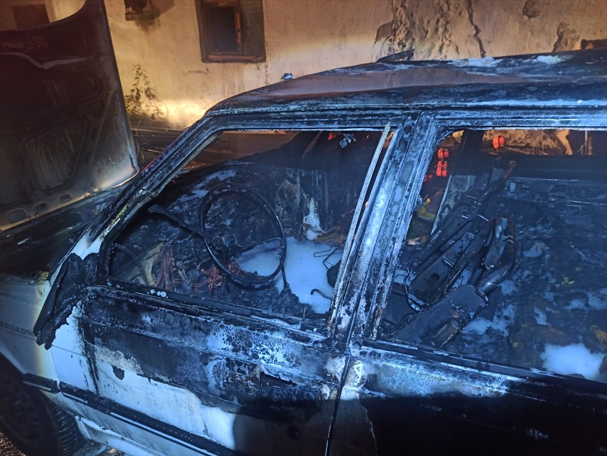 Çankırı'nın Çerkeş ilçesinde park halinde yanan otomobil kullanılamaz hale geldi. Araç sahibinin...