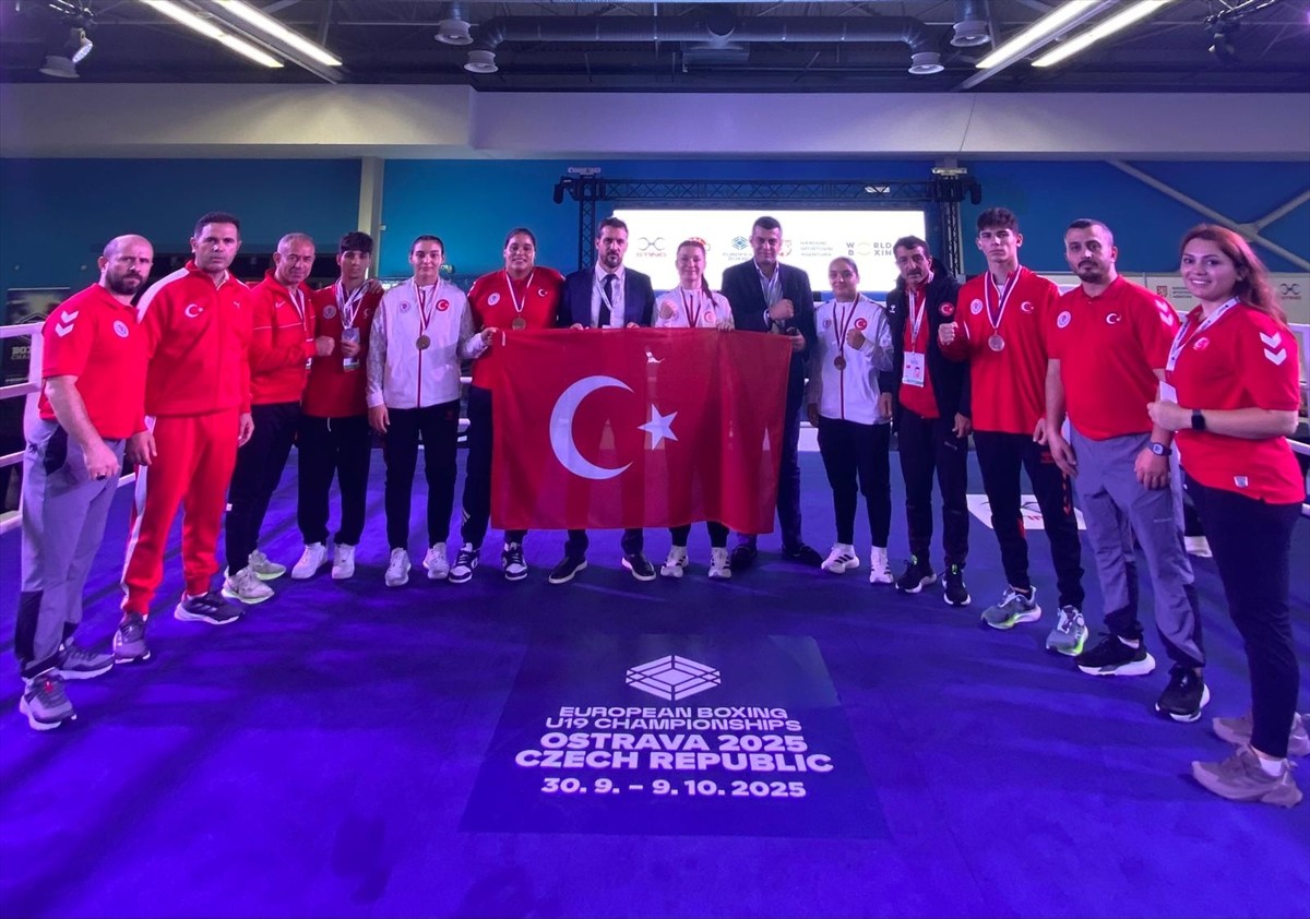 Çekya'da düzenlenen 19 Yaş Altı Avrupa Boks Şampiyonası'nda milli sporcular kadınlarda 3 altın, 1...