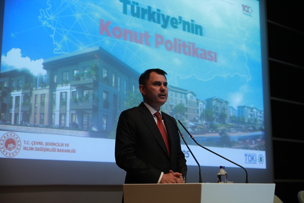 Çevre, Şehircilik ve İklim Değişikliği Bakanı Murat Kurum, AK Parti Genel Merkezi'nde düzenlenen...