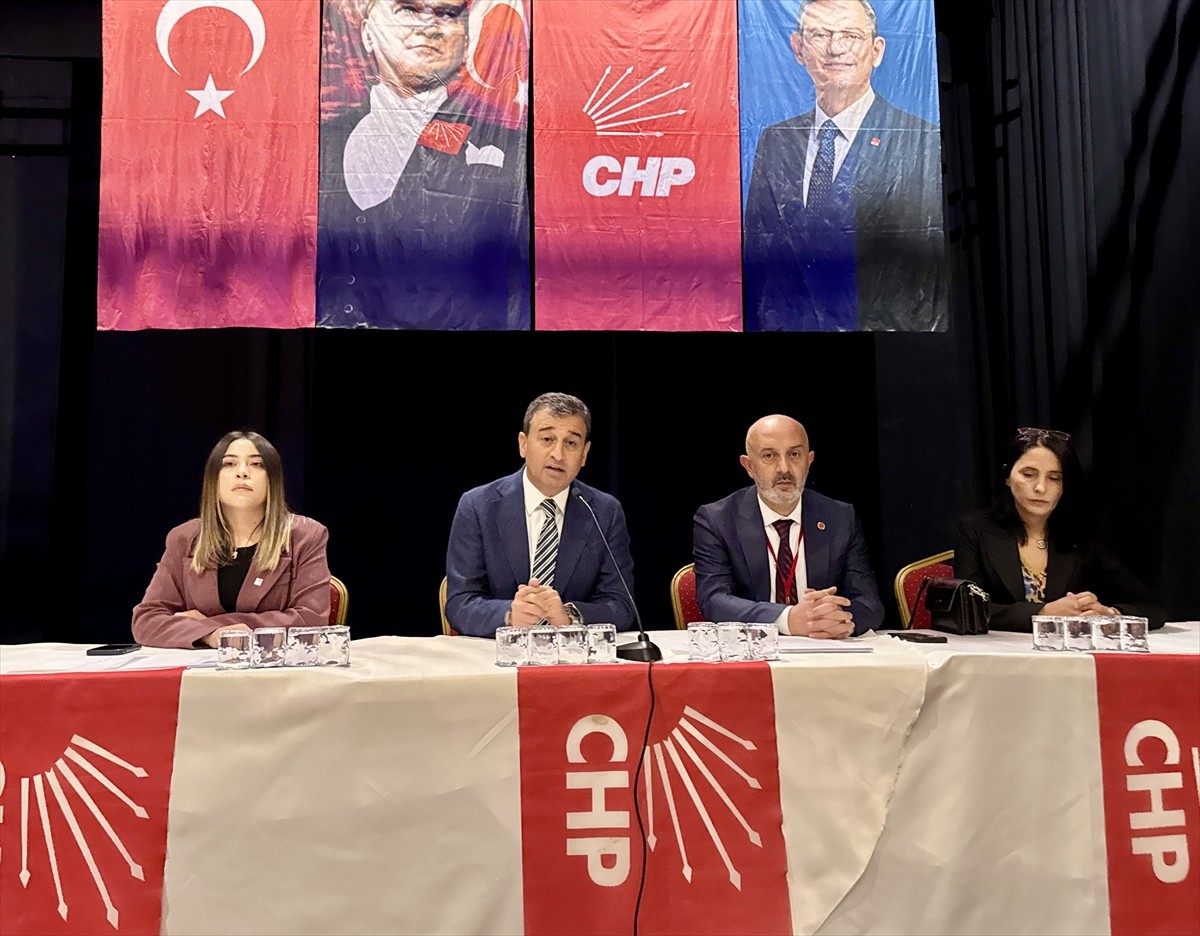 CHP Genel Başkan Yardımcısı Burhanettin Bulut, Kırşehir'de partisinin olağan il kongresine...