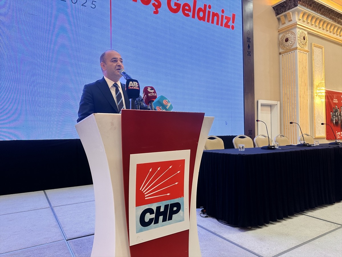 CHP Genel Başkan Yardımcısı Özgür Karabat (sağ 3), CHP Konya 39. Olağan İl Kongresi'ne...