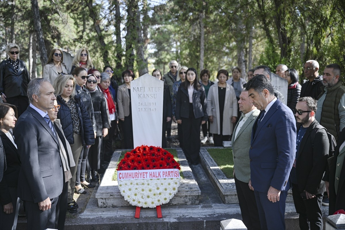 CHP Genel Başkan Yardımcısı Suat Özçağdaş, beraberindeki partililerle Cebeci Asri Mezarlığı'nda...