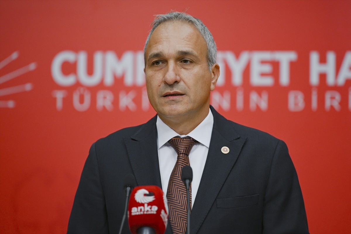 CHP Genel Başkan Yardımcısı Suat Özçağdaş, partisinin genel merkezinde basın toplantısı...