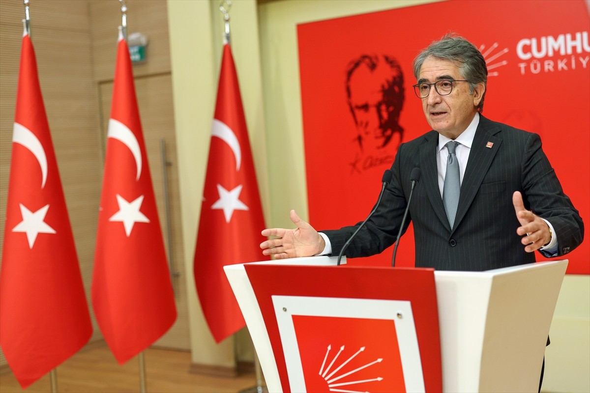 CHP Genel Başkan Yardımcısı Yalçın Karatepe, parti genel merkezinde düzenlediği basın...