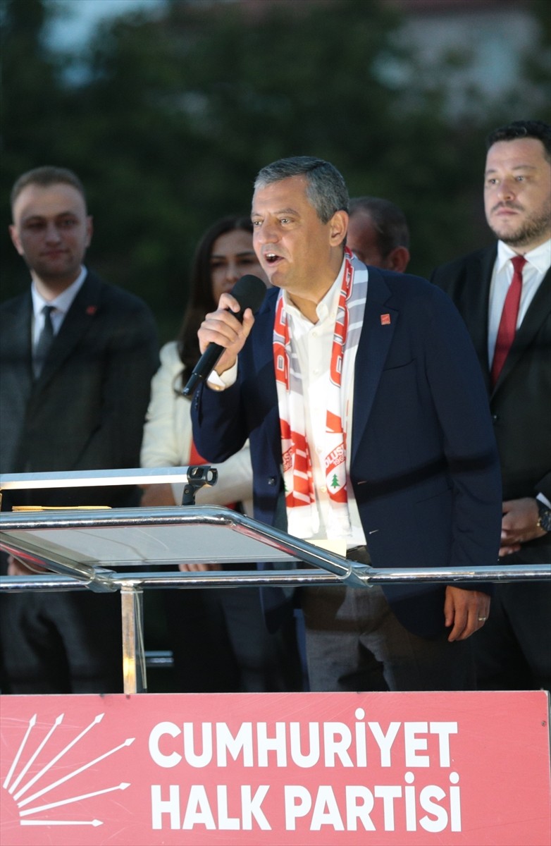 CHP Genel Başkanı Özgür Özel, partisince Bolu Kent Meydanı'nda düzenlenen "Millet İradesine Sahip...