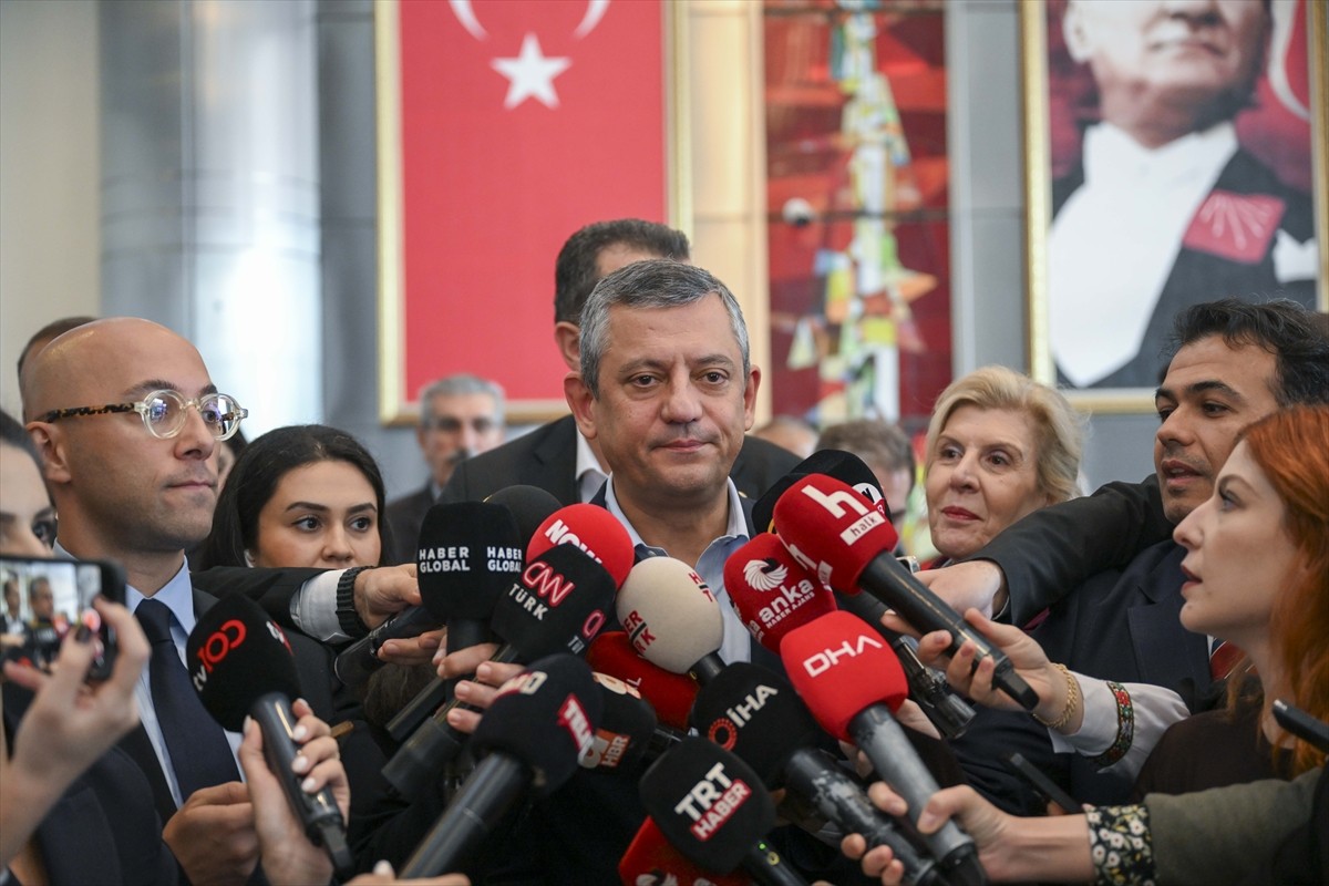 CHP Genel Başkanı Özgür Özel, partisinin genel merkezinde basın mensuplarına, Ankara 42. Asliye...