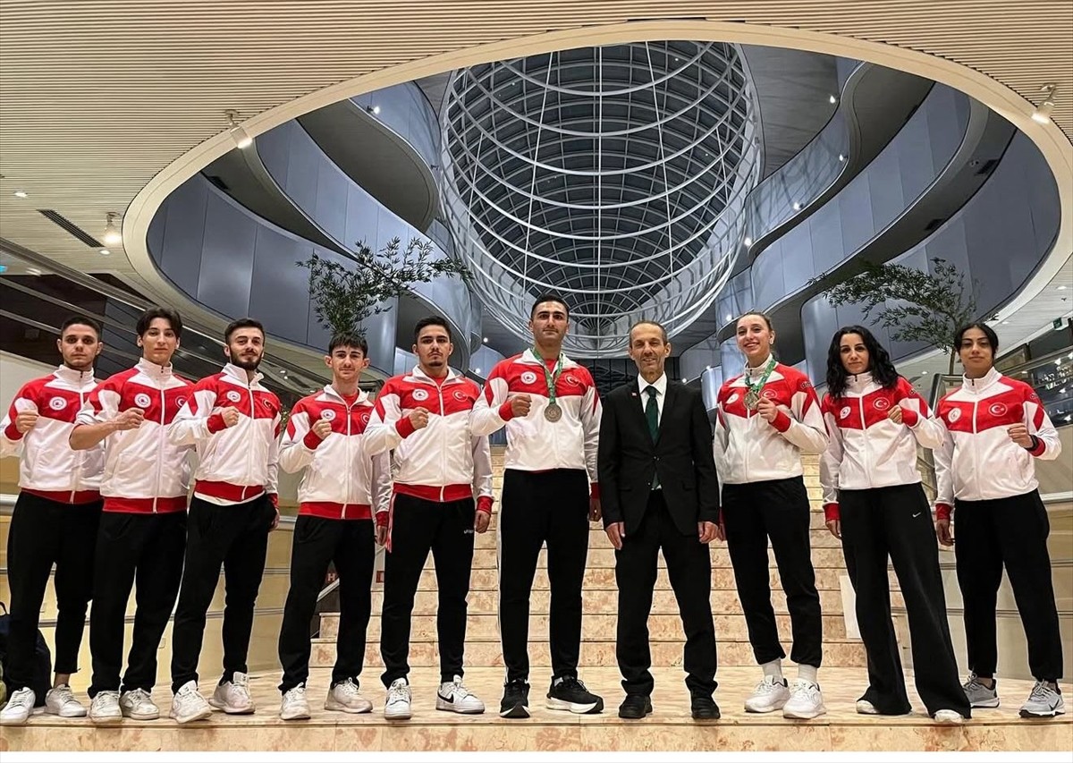 Çin'in Emeishan kentinde düzenlenen 10. Dünya Şampiyonası'nda birinci olan Kung Fu Milli Takımı...