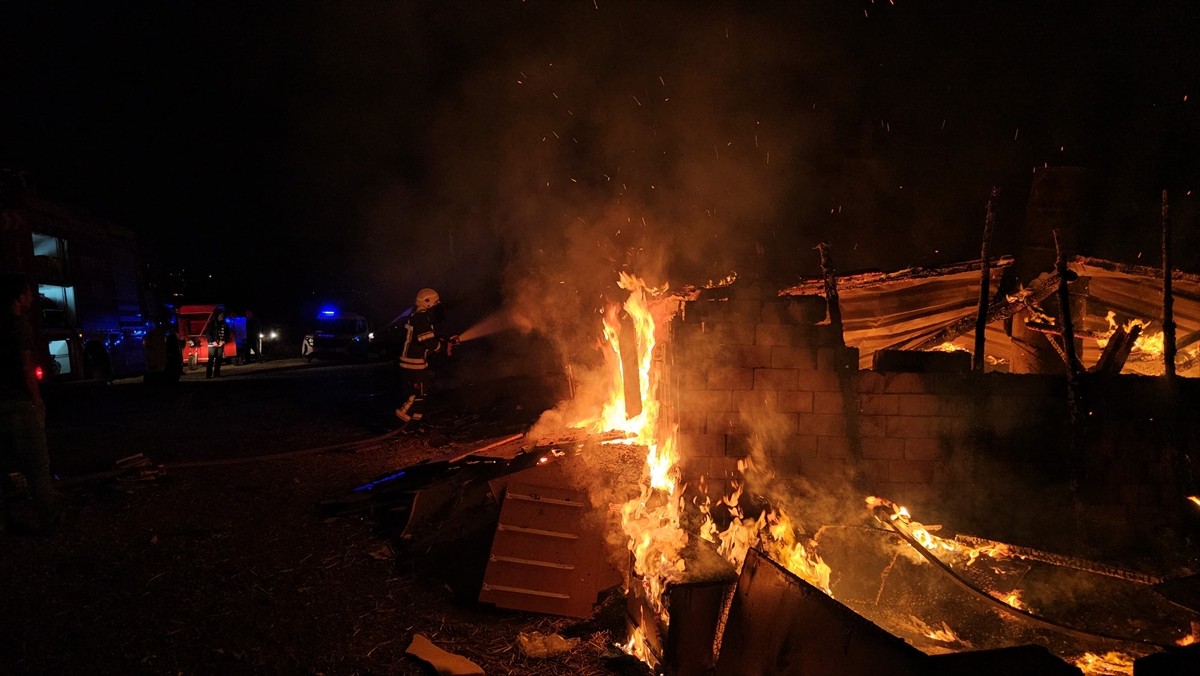 Çorum'da bir evde çıkan yangında aynı aileden 7 kişi dumandan etkilendi. Çorum Belediyesi itfaiye...