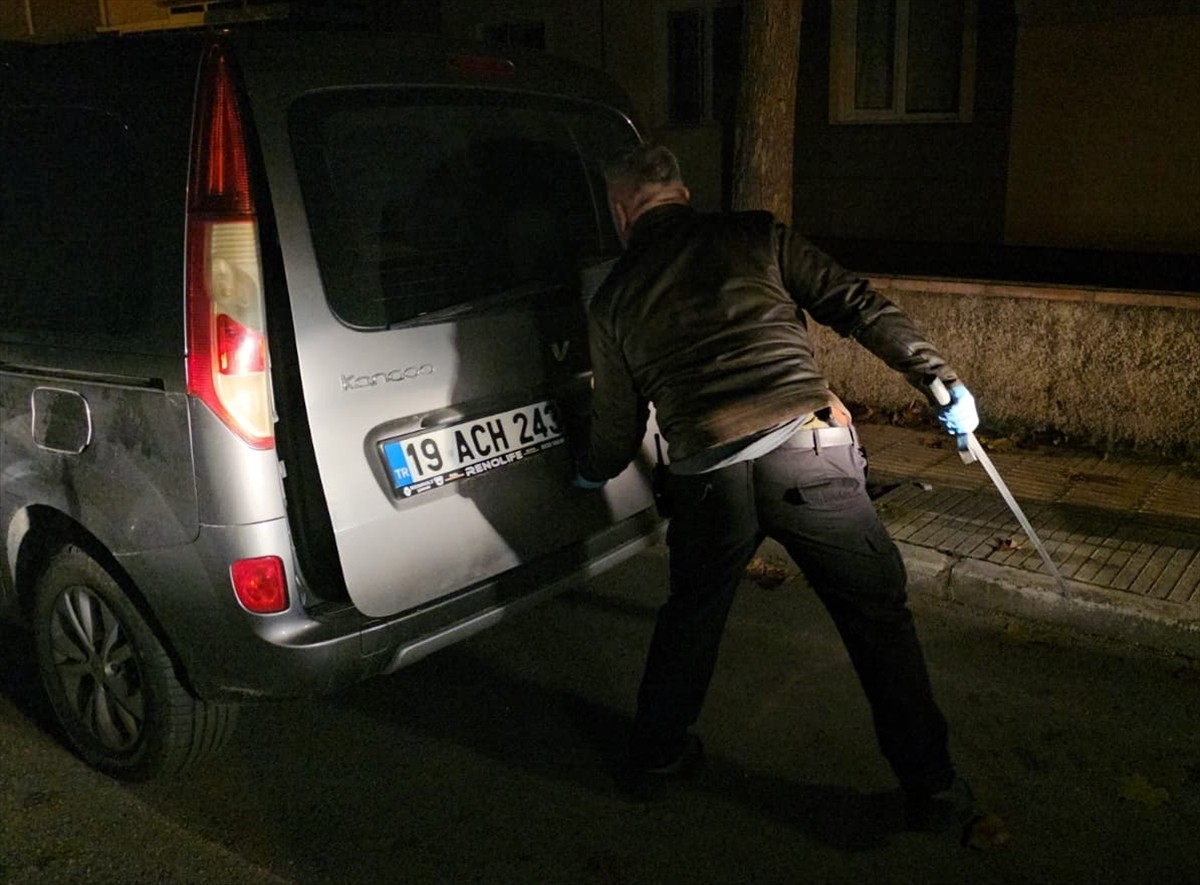 Çorum'da evine çağırdığı arkadaşını kılıçla rehin alan kişi gözaltına alındı.