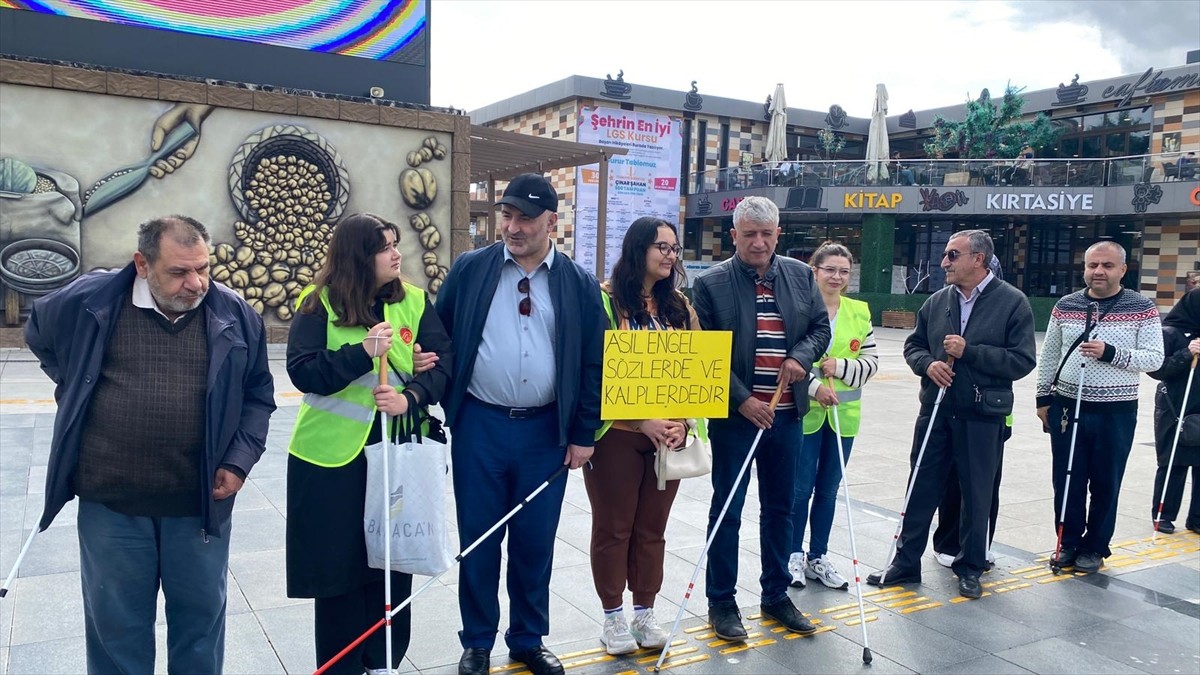 Çorum'da görme engellilerin ulaşımda yaşadıkları problemlere dikkat çekmek amacıyla "Beyaz Baston...