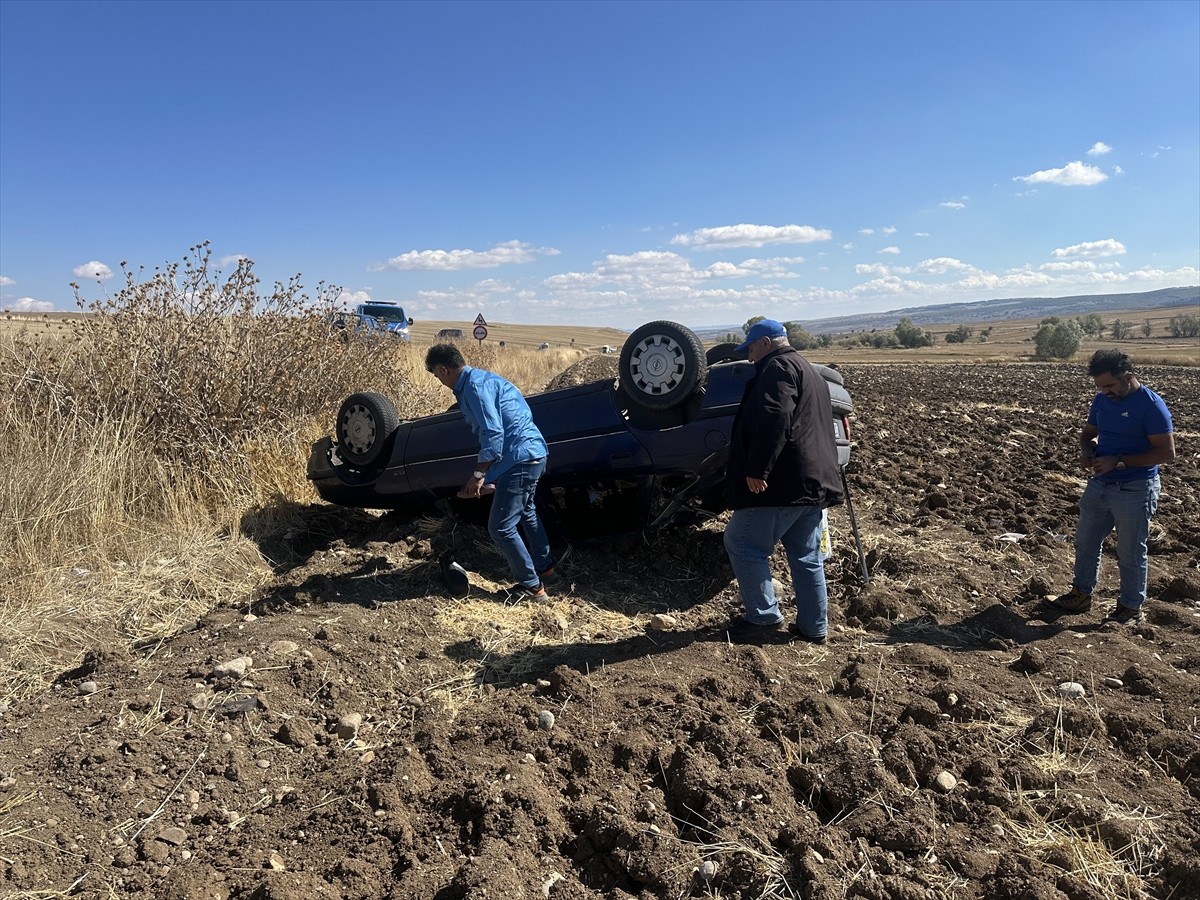 Çorum'un Alaca ilçesinde lastiğinin patlaması sonucu devrilen otomobildeki 4 kişi yaralandı.
