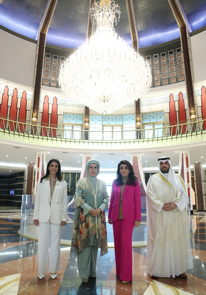 Cumhurbaşkanı Recep Tayyip Erdoğan'ın eşi Emine Erdoğan (sol 2), Kuveyt'te Al Salam Sarayı...