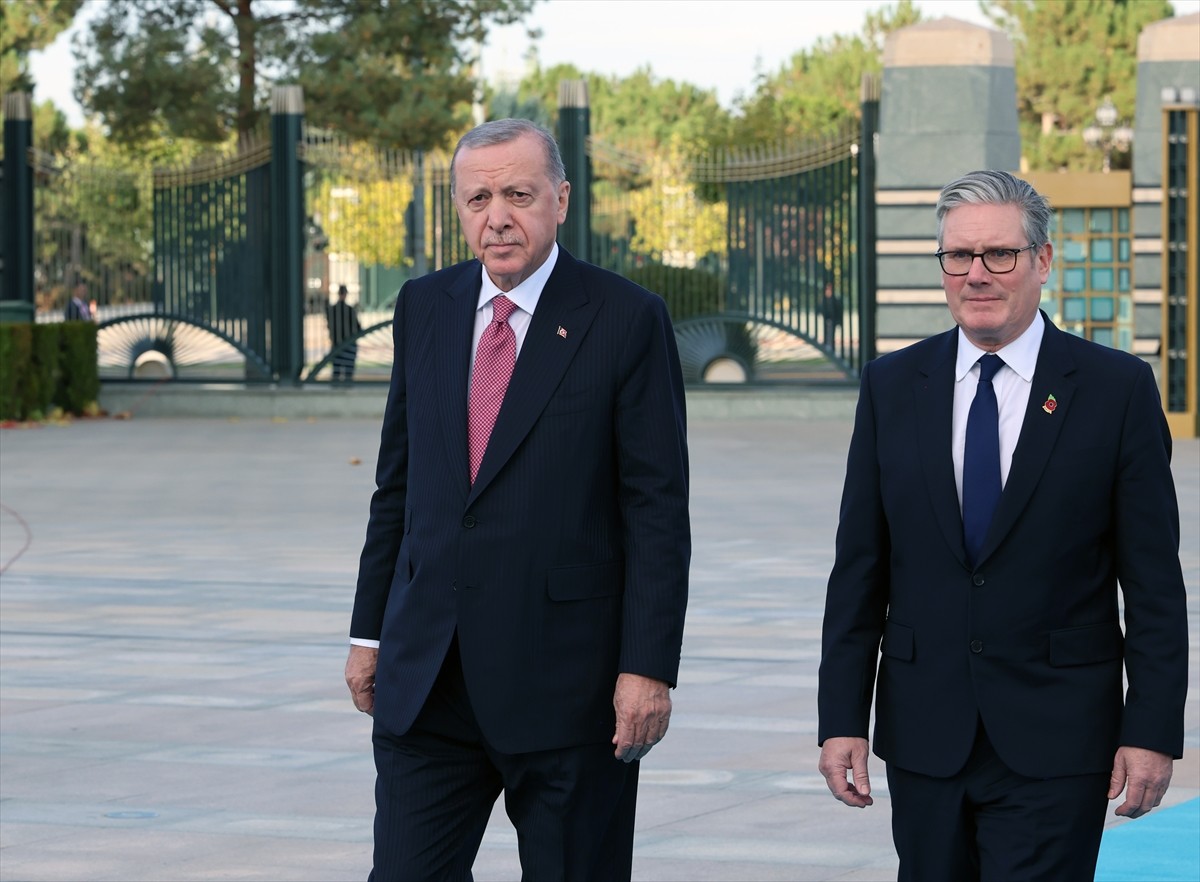  Cumhurbaşkanı Recep Tayyip Erdoğan, Türkiye'yi ziyaret eden İngiltere Başbakanı Keir Starmer'i...