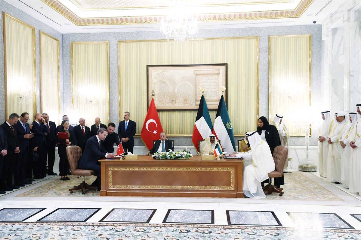 Cumhurbaşkanı Recep Tayyip Erdoğan ve Kuveyt Emiri Şeyh Meşal el-Ahmed el-Cabir es-Sabah'ın...