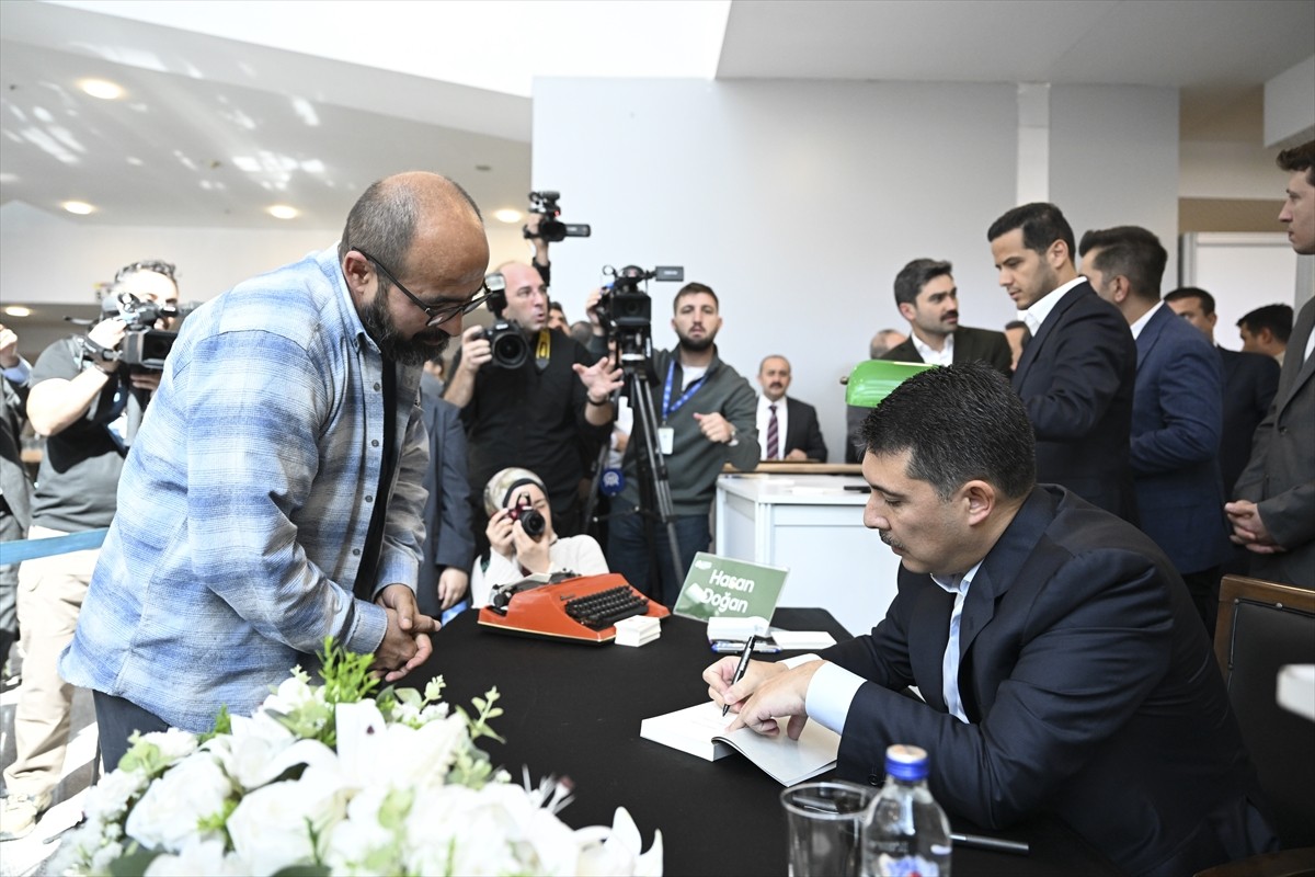Cumhurbaşkanlığı Özel Kalem Müdürü Prof. Dr. Hasan Doğan, 22. Ankara Kitap Fuarı'nda kitaplarını...