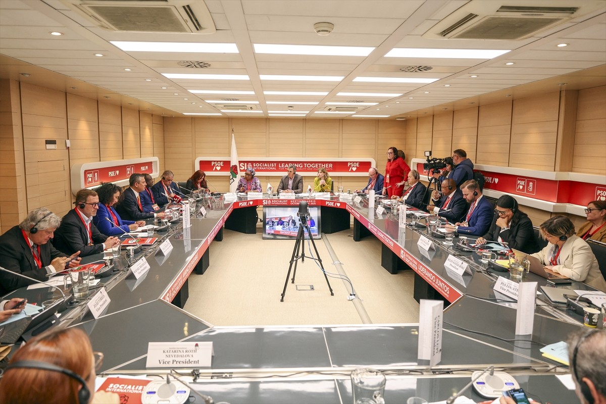 Cumhuriyet Halk Partisi (CHP) Genel Başkanı Özgür Özel, Gazze'de yürürlüğe giren ateşkes ve barış...