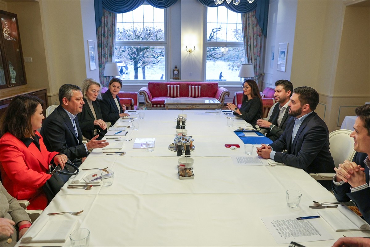 Cumhuriyet Halk Partisi Genel Başkanı Özgür Özel'in (sol 2), İsviçre'nin Luzern kentinde, İsviçre...