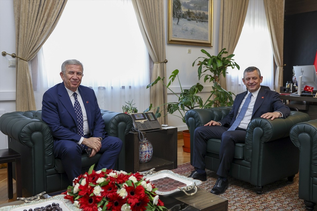 Cumhuriyet Halk Partisi Genel Başkanı Özgür Özel (sağda), Ankara Büyükşehir Belediyesine (ABB)...