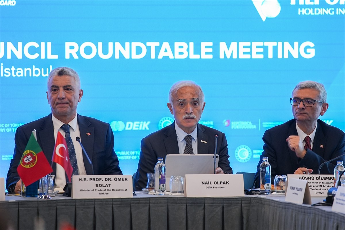 DEİK Başkanı Nail Olpak (ortada), Dış Ekonomik İlişkiler Kurulu (DEİK) Genel Merkezi'nde...