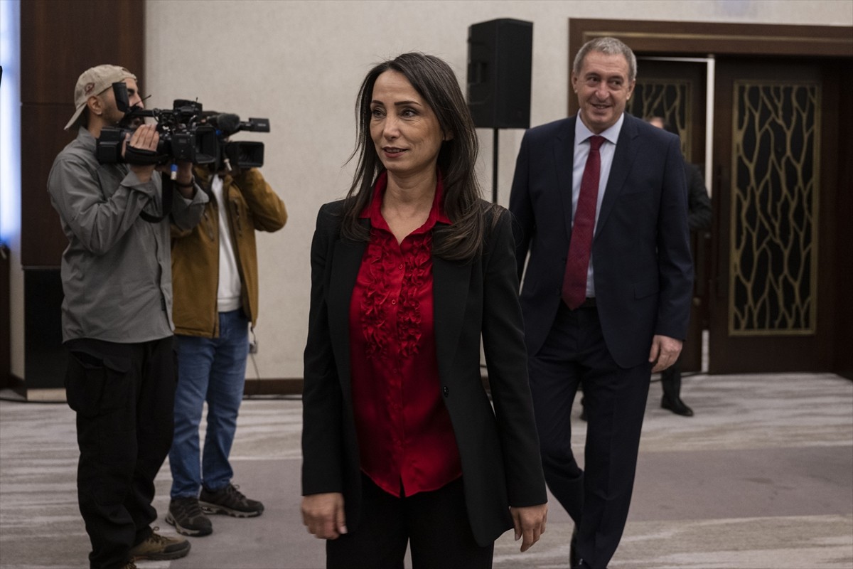 DEM Parti Eş Genel Başkanları Tuncer Bakırhan (arkada) ve Tülay Hatimoğulları (önde), bir otelde...