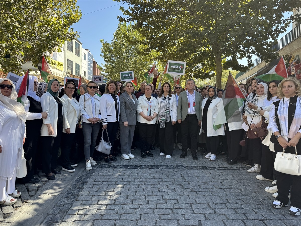 Denizli'de Bayramyeri Meydanı'nda AK Parti İl Kadın Kolları tarafından "Gazze için Sessiz Çığlık"...