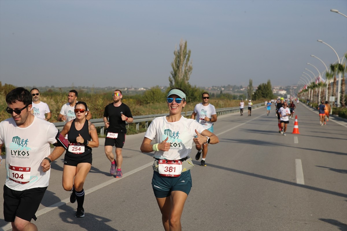 Denizli'nin Pamukkale ilçesinde bu yıl ilk kez gerçekleştirilen Lykos Yarı Maratonu'na çok sayıda...