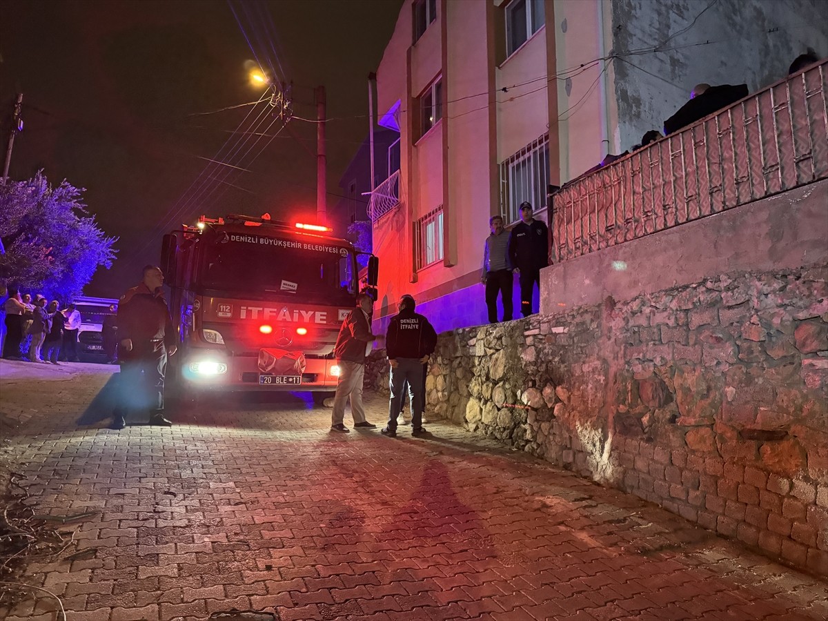 Denizli’nin Merkezefendi ilçesinde düğün hazırlığı yapılan evin tavanının çökmesi sonucu 6 kişi...