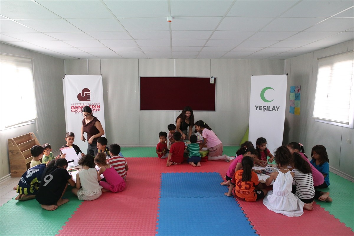 Depremlerden etkilenen Hatay'da Yeşilay ekipleri, "Sağlıklı Yarınlar Gençlerle Başlar Projesi"...