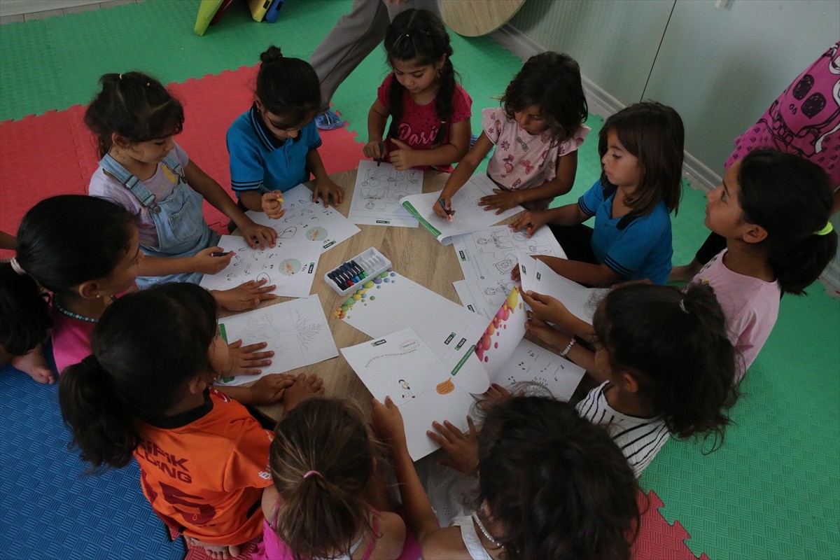 Depremlerden etkilenen Hatay'da Yeşilay ekipleri, "Sağlıklı Yarınlar Gençlerle Başlar Projesi"...