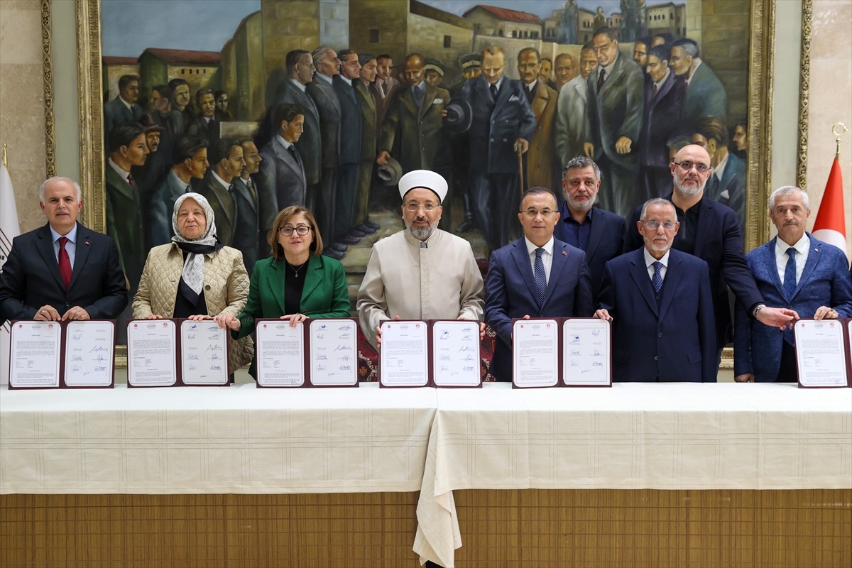 Diyanet İşleri Başkanı Prof. Dr. Safi Arpaguş (ortada), hayırsever Ökkeş Eruslu (sağ 2) tarafından...