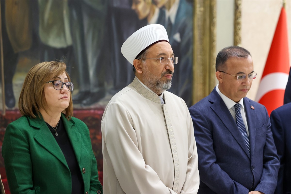 Diyanet İşleri Başkanı Prof. Dr. Safi Arpaguş (ortada), hayırsever Ökkeş Eruslu (sağ 2) tarafından...