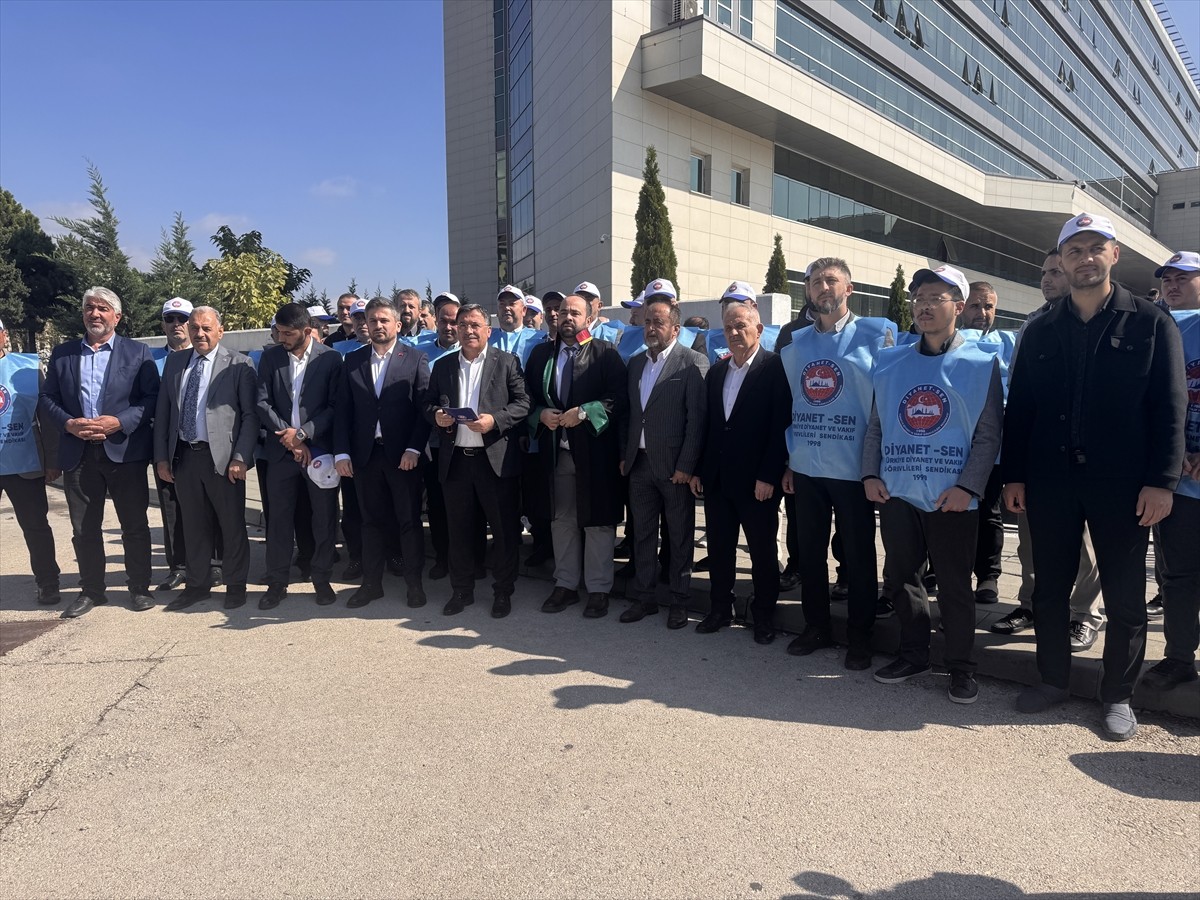 Diyanet-Sen Genel Başkanı Ali Yıldız (ortada), Bolu Adliyesi önünde Bolu'nun Mengen ilçesinde...