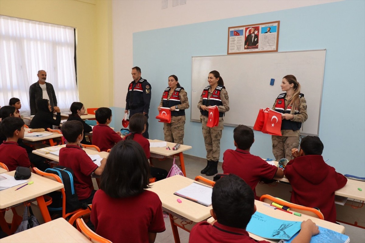 Diyarbakır'da jandarma ekipleri, 29 Ekim Cumhuriyet Bayramı dolayısıyla Eğil ilçesindeki...