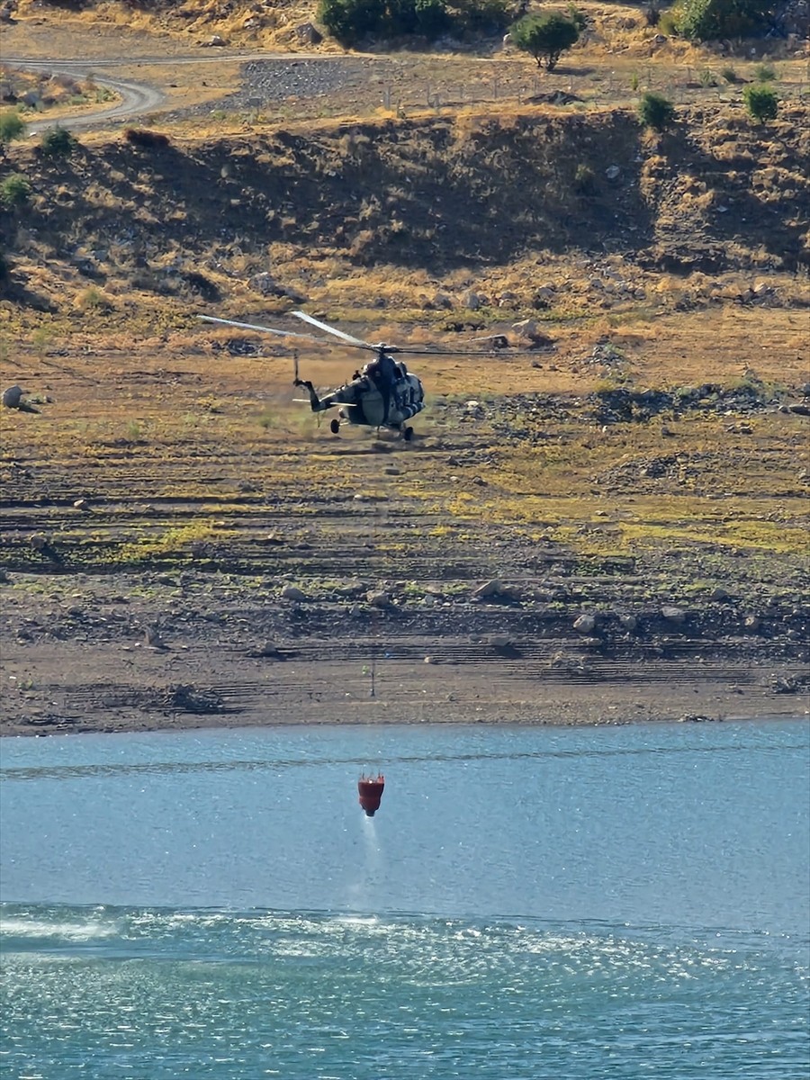 Diyarbakır'ın Dicle ilçesi kırsalında çıkan örtü yangını, ekiplerin müdahalesiyle kontrol altına...