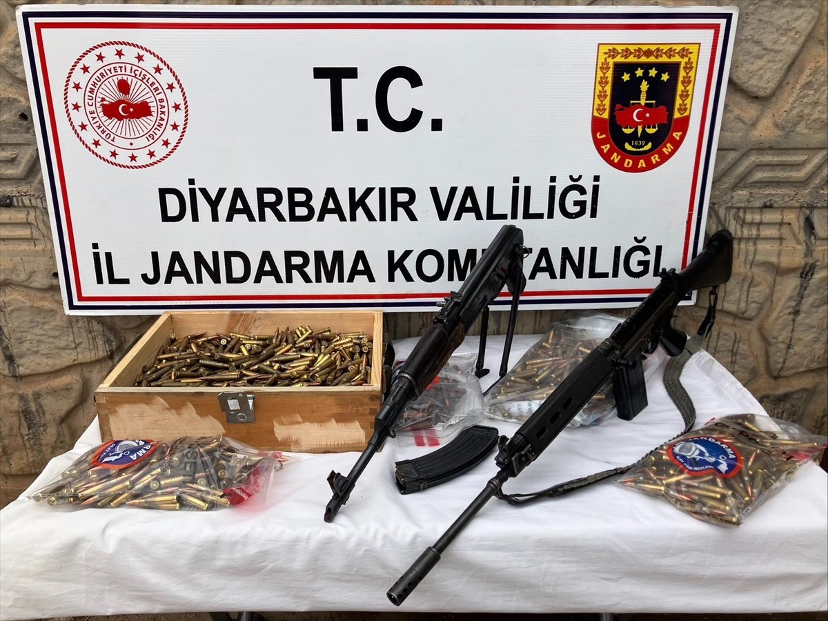 Diyarbakır'ın Ergani ve Bismil ilçelerinde düzenlenen operasyonda ruhsatsız silah ve mühimmat ele...