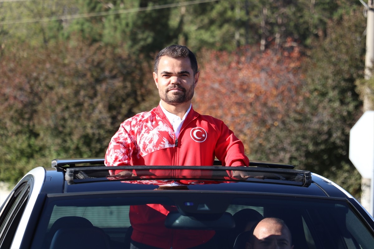 Dünya Para Halter Şampiyonası'nda altın madalya kazanan milli sporcu Abdullah Kayapınar için...