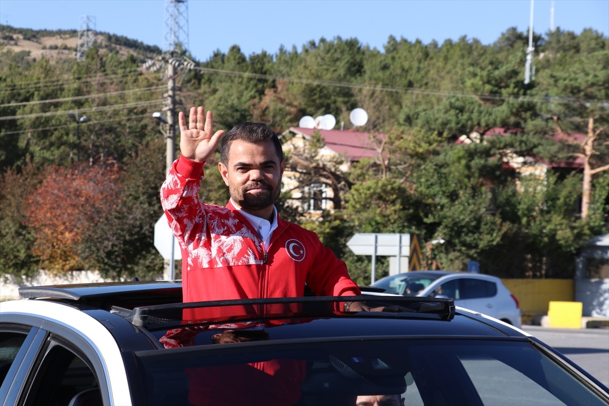 Dünya Para Halter Şampiyonası'nda altın madalya kazanan milli sporcu Abdullah Kayapınar için...