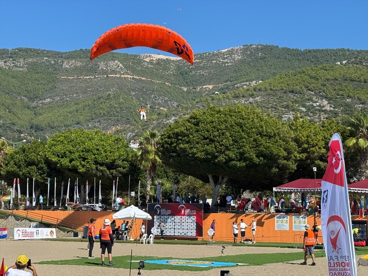  Dünya Yamaç Paraşütü Hedef Şampiyonası, Antalya'nın Alanya ilçesinde devam ediyor. Uluslararası...