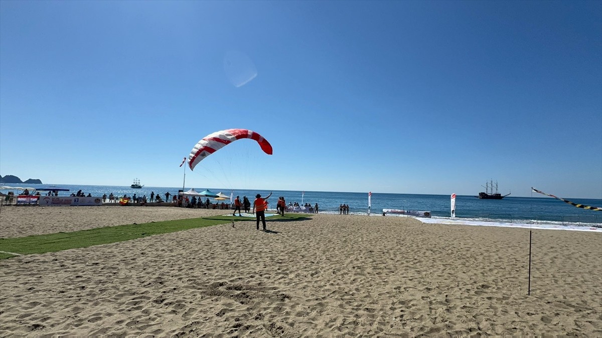 Dünya Yamaç Paraşütü Hedef Şampiyonası, Antalya'nın Alanya ilçesinde devam ediyor. Uluslararası...