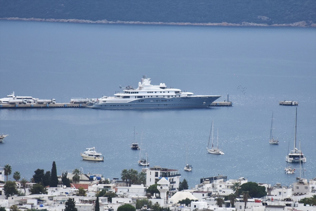 Dünyanın sayılı yatlarından 110 metre uzunluğundaki "Radiant"a, Muğla'nın Bodrum ilçesinde yakıt...