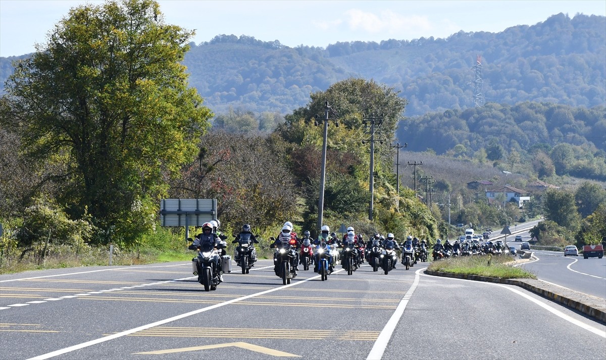 Düzce'de bir araya gelen 102 motosiklet tutkunu, Cumhuriyet'in kuruluşunun 102. yıl dönümünü tur...